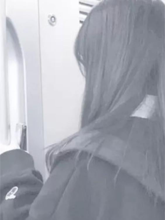 暗闇の中で光に手を伸ばし